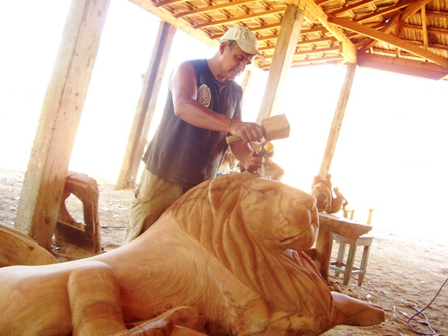 Juca esculpindo um leão